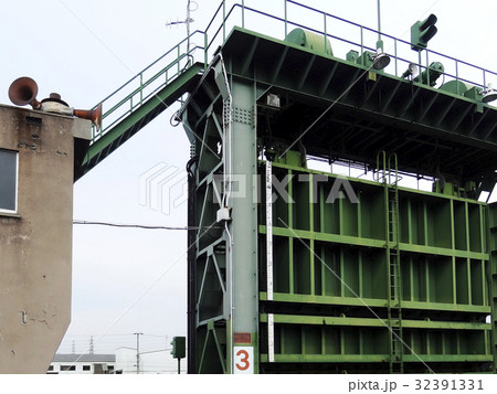 河口の堤防の水門 32391331