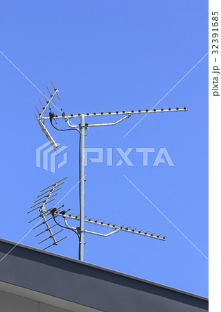 地デジアンテナと青空 32391685