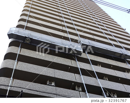 マンション外壁工事現場のゴンドラ マンション外壁工事現場のゴンドラ 32391767