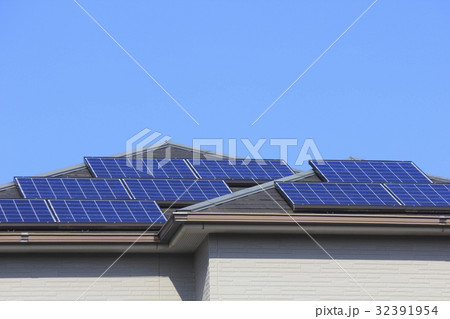住宅屋根の太陽光発電パネル 住宅屋根の太陽光発電パネル 32391954