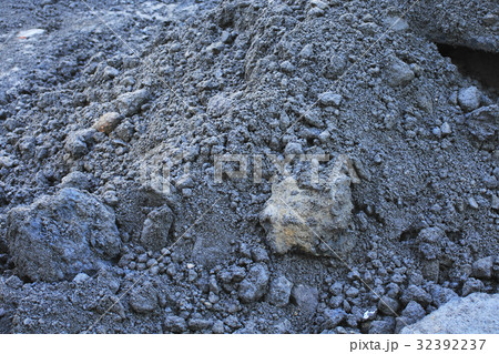 工事現場の掘り起こした土 工事現場の掘り起こした土 32392237