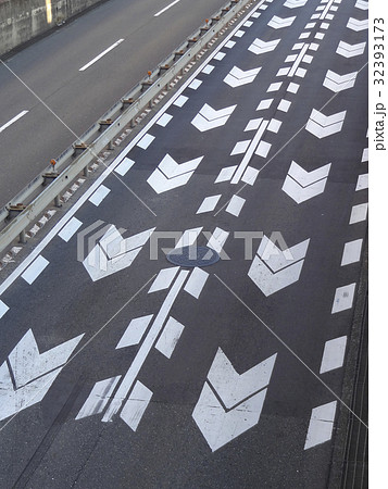 道路の減速サイン 32393173