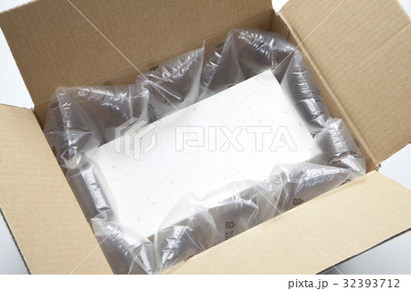ダンボール箱とエアークッション 32393712