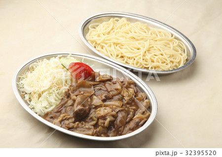 シチュウーとパスタ 32395520