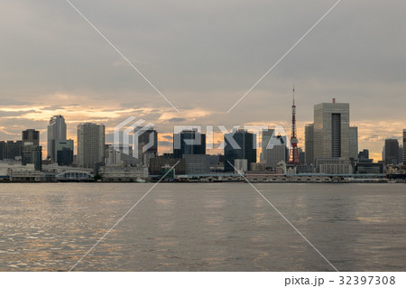 東京湾から眺める港区、日の出桟橋方面 東京湾から眺める港区、日の出桟橋方面 32397308