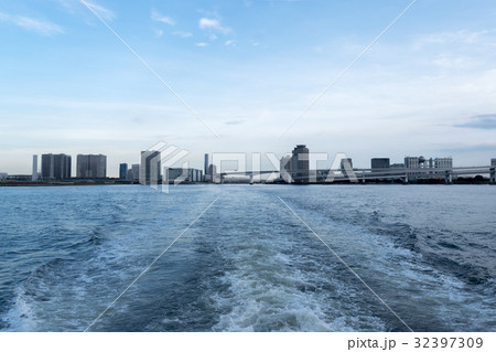 海上バスから見るレインボーブリッジ、お台場、フジテレビ 海上バスから見るレインボーブリッジ、お台場、フジテレビ 32397309