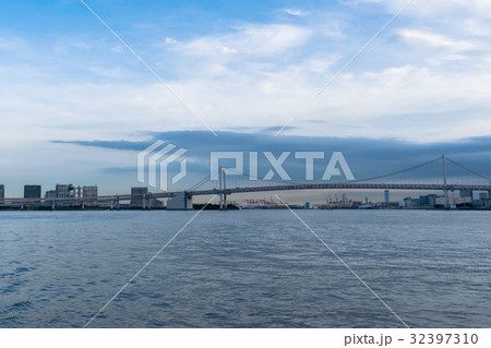 レインボーブリッジとフジテレビ、工業地帯 レインボーブリッジとフジテレビ、工業地帯 32397310