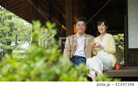 夫婦 旅行 温泉 ミドル 日本家屋 イメージ 夫婦 旅行 温泉 ミドル 日本家屋 イメージ 32397366