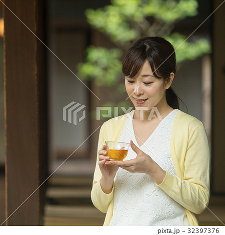 ミドル 女性 旅行 温泉 日本家屋 イメージ 32397376