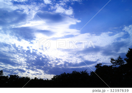 夏イメージ　夕陽　黄昏 32397639