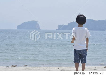 海を眺める男の子 海を眺める男の子 32398372