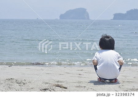 海を眺める男の子 海を眺める男の子 32398374