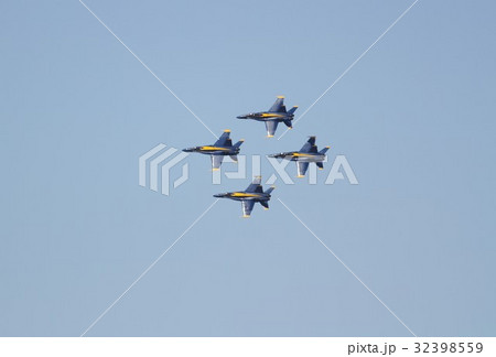 アクロバット飛行する米海軍ブルーエンジェルスのFA-18Cホーネット戦闘攻撃機の編隊 アクロバット飛行する米海軍ブルーエンジェルスのFA-18Cホーネット戦闘攻撃機の編隊 32398559