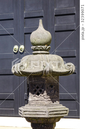 Stone lantern at the temple in Kyoto, Japan 32399071