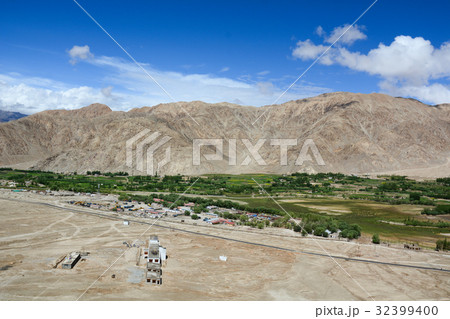 Mountain scenery in Ladakh, India Mountain scenery in Ladakh, India 32399400