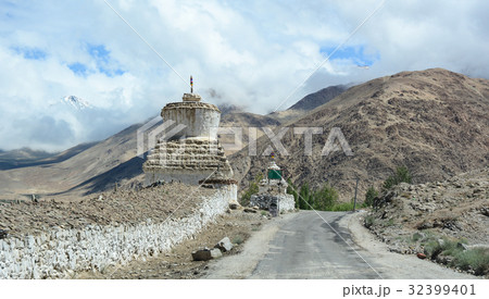 Mountain road in Ladakh, India 32399401