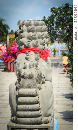 Lion statue at the Chinese temple 32399644