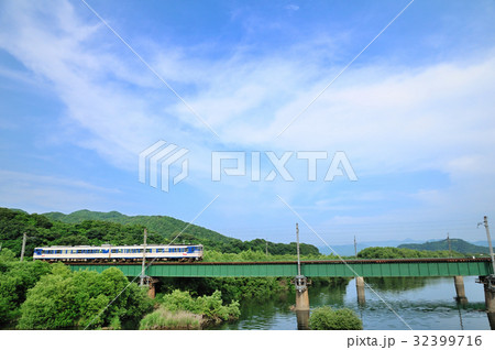 三面川の鉄橋を渡るキハ47羽越線普通列車 32399716