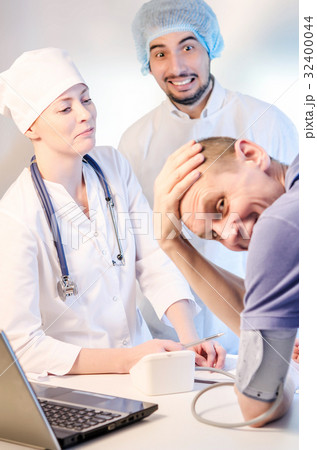 Group portrait of medical doctors and patient 32400044