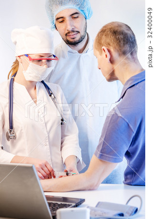 Group portrait of medical doctors and patient 32400049