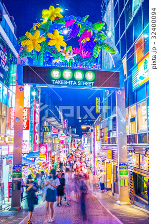 東京 原宿駅 竹下口駅前の夜景 竹下通り入り口 の写真素材