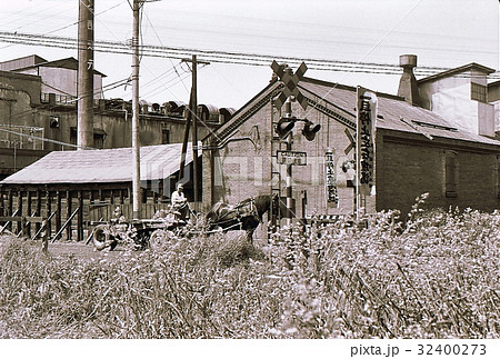 昭和44年　宗谷本線の踏切を渡る馬車　旭川　北海道 32400273