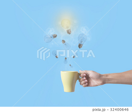 hand holding green coffee cup with idea lightbulb 32400646