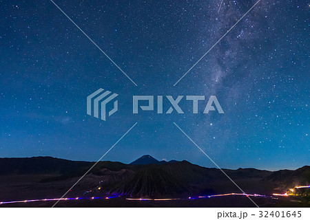 Star above the Bromo Volcano, Indonesia 32401645