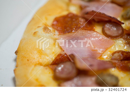 食欲をそそる焼き立てのピザ 食欲をそそる焼き立てのピザ 32401724