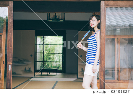 縁側でうちわをあおぐ女性 縁側でうちわをあおぐ女性 32401827