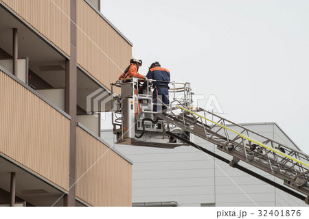 高層マンションには必要なはしご車 32401876