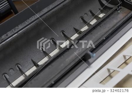 職業 エアコン修理 真夏の作業 職業 エアコン修理 真夏の作業 32402176