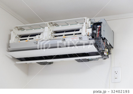 職業　エアコン修理　真夏の作業 32402193