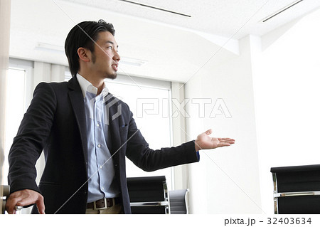 ビジネスマン　会議室 32403634
