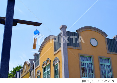 モダンな建造物 夏空の下 見上げる風鈴ひとつ 青の前ボケ モダンな建造物 夏空の下 見上げる風鈴ひとつ 青の前ボケ 32404719