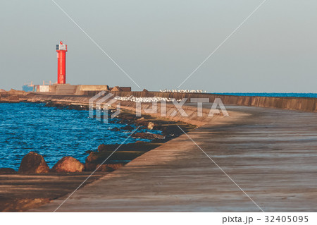 Breakwater dam with lighthouse 32405095