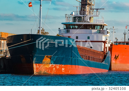 Blue bulk carrier 32405108