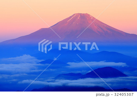 丹沢山地・塔ノ岳から見る朝焼けの富士山と雲海 32405307