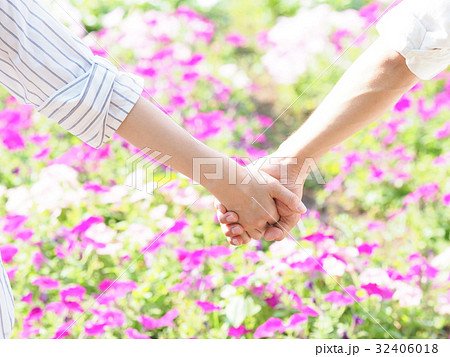 花壇の花と繋いだ手 32406018