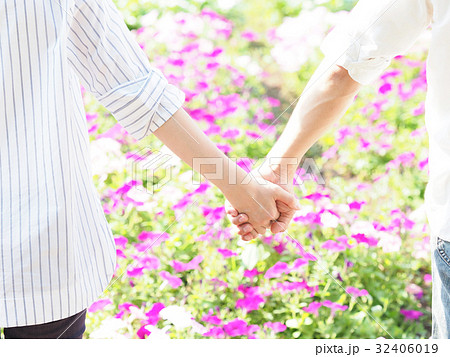 花壇の花と繋いだ手 32406019