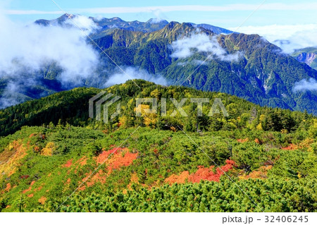 秋色の蝶ヶ岳稜線から眺める霞沢岳・乗鞍岳 32406245