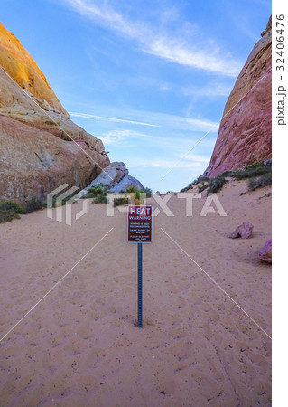 Heat Warning sign in the desert of Nevada - Heat Warning sign in the desert of Nevada - 32406476