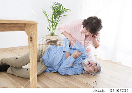 心臓発作イメージ　高齢者　狭心症　心筋梗塞　心疾患　動悸　不整脈　心不全　心臓発作 32407232