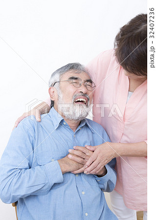 心臓発作イメージ　高齢者　狭心症　心筋梗塞　心疾患　動悸　不整脈　心不全　心臓発作 32407236