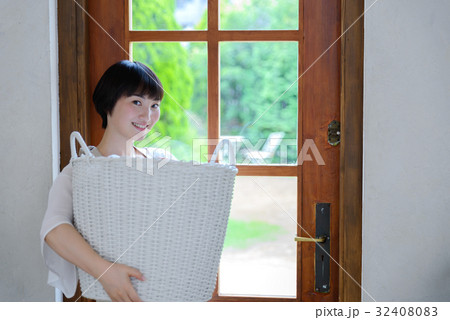 若い主婦　洗濯 32408083