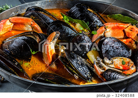 Seafood mussels crabs soup in metal pot 32408588