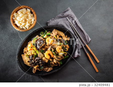 Chinese food. Te pam sao. Pan of fried different Chinese food. Te pam sao. Pan of fried different 32409481