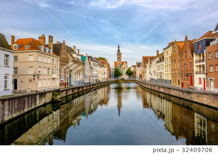 Bruges (Brugge) cityscape with water canal 32409706