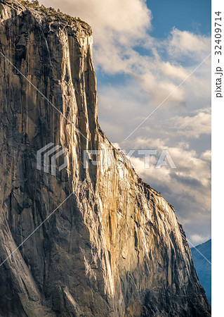 El Capitan rock in Yosemite National Park El Capitan rock in Yosemite National Park 32409714