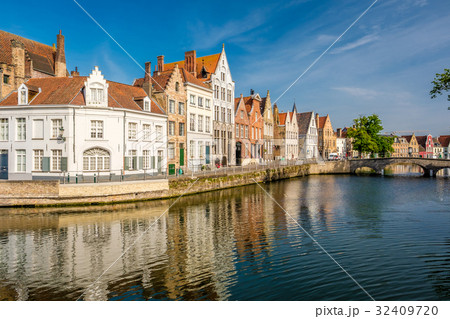 Bruges (Brugge) cityscape with water canal 32409720